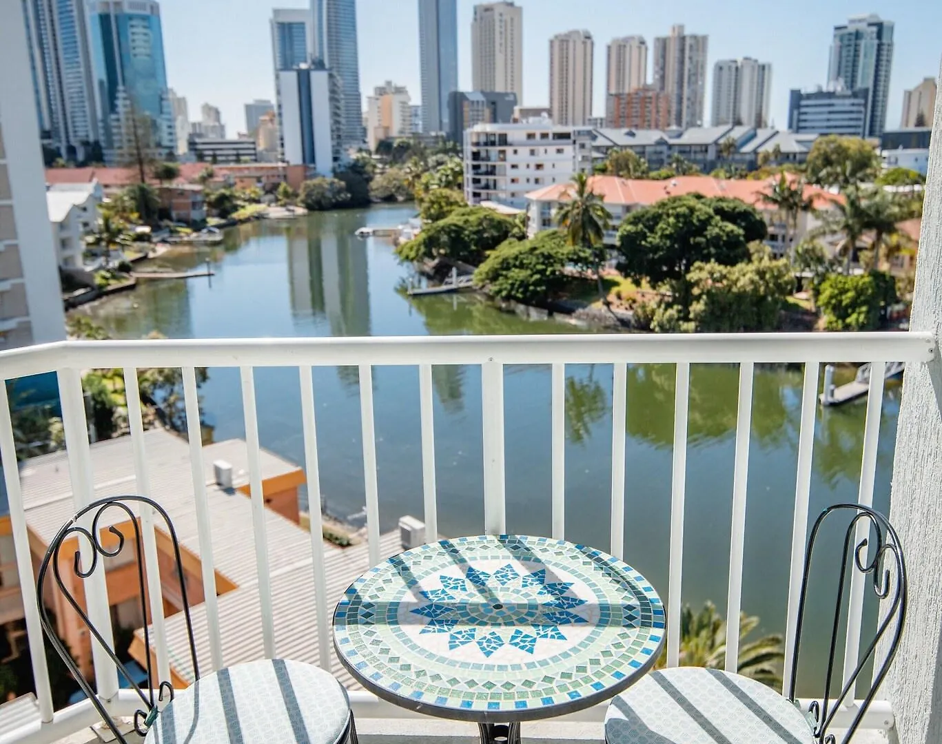 Emerald Surfers Surfers Paradise 0*,